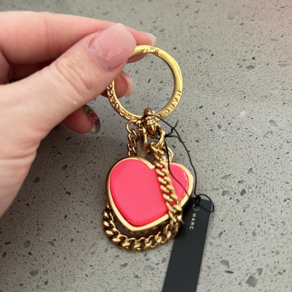 MARC BY MARC JACOBS - Fluro Pink Heart Keychain - Picture 2 of 3